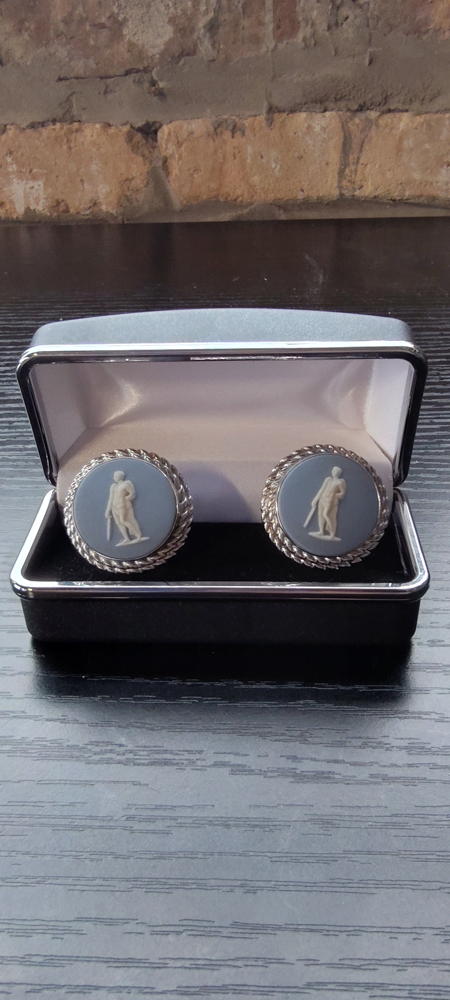 SILVER AND BLUE CUFFLINKS [1PERSON]