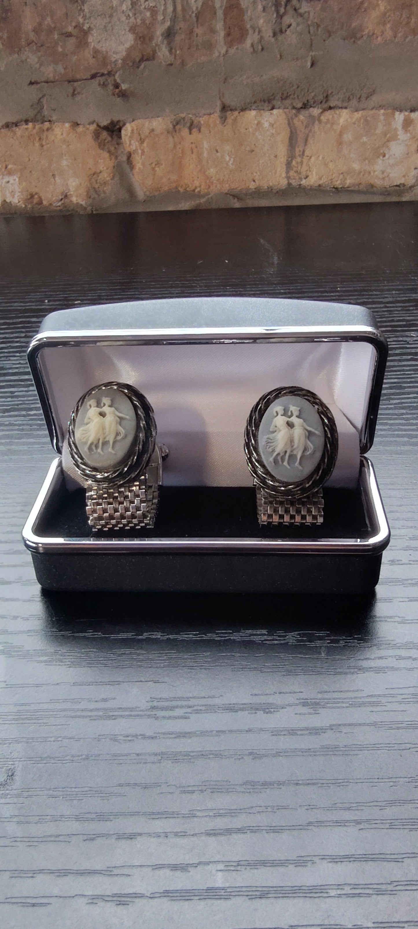 SILVER AND BLUE CUFFLINKS [2 PEOPLE]